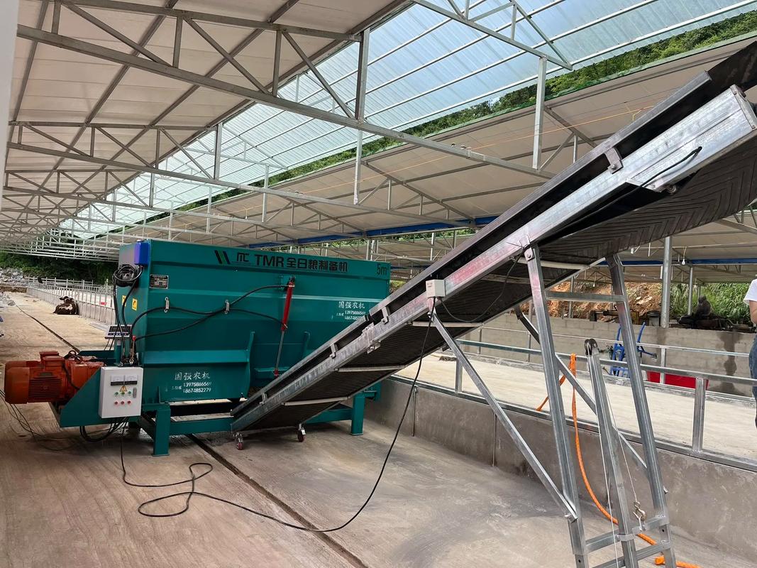 牛场专用搅拌机铡揉机撒料车!养牛省心省力省钱,品牌搅拌机